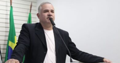 Professor Naldo ironiza vereadores com promessa de “lingerie vermelhinha” na Câmara de Carapicuíba