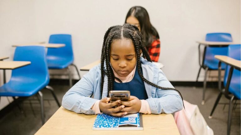 Proibição de Celulares nas Escolas Educadora Brasileira Debate os Limites e Possibilidades da Medida